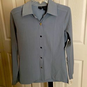 NWT Taylor made lightweight top with silver snaps! Look great with jeans!